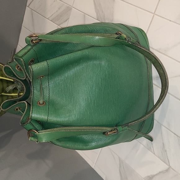 SOLD - Authentic Louis Vuitton - Picture 4 of 14